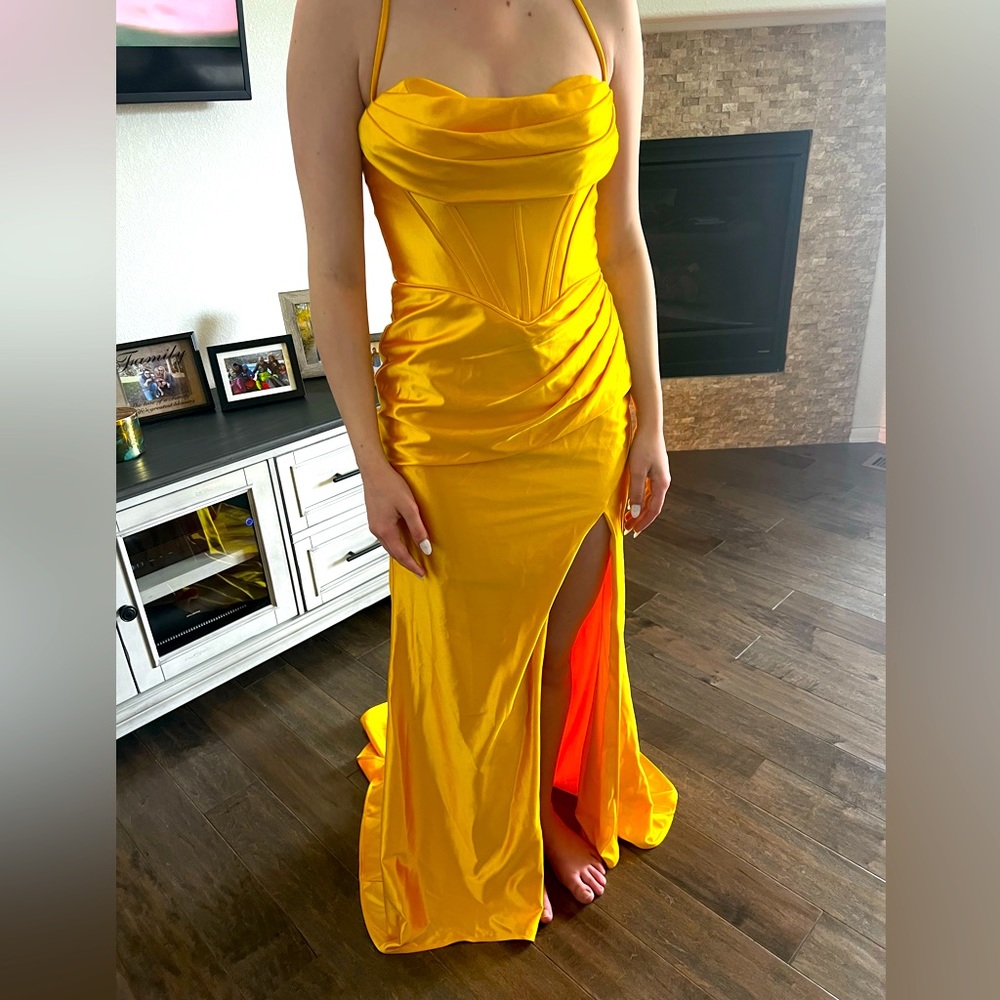 NWT prom dress size 2. Color yellow.